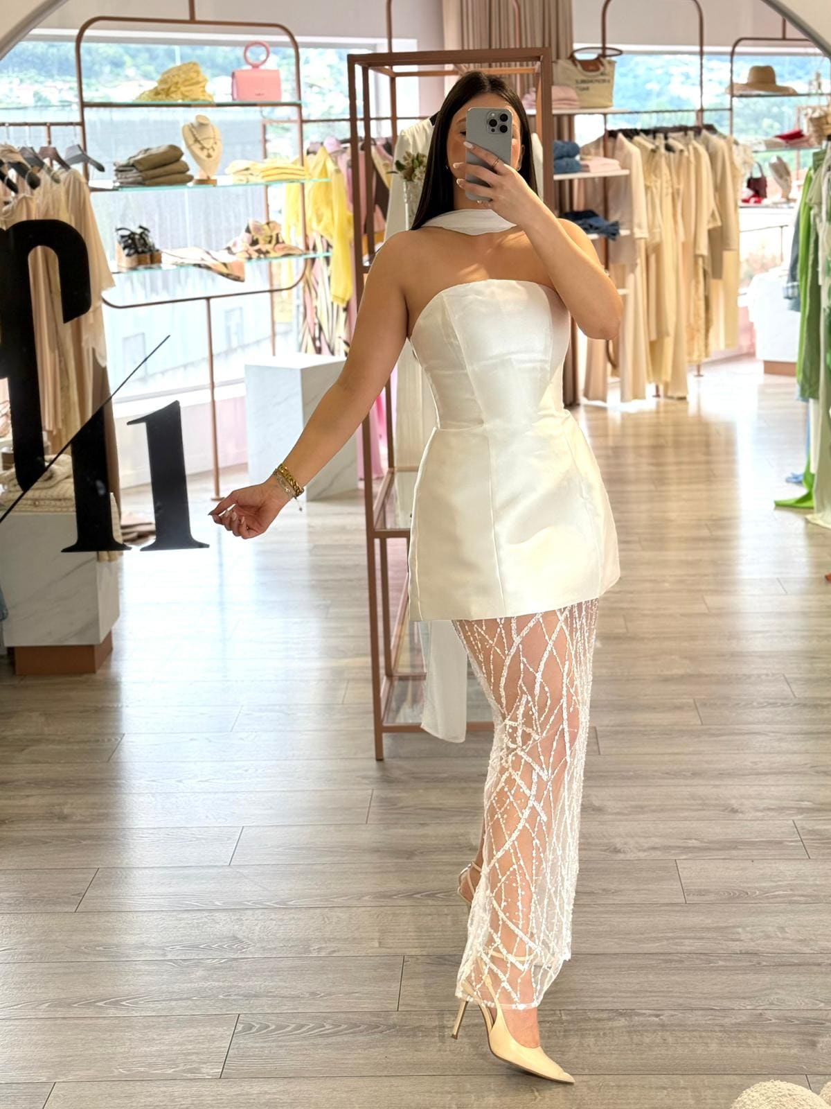 WhatsApp Image 2026-05-08 at 12.36.21 VESTIDO BRANCO ACETINADO COM DETALHE TRANSPARÊNCIA PONTO CHIC - Image 1