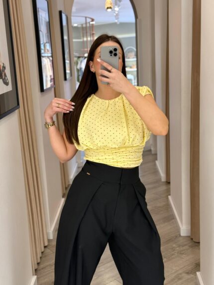 TOP AMARELO COM BOLINHAS E DRAPEADO PONTO CHIC