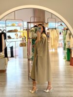 TRENCH COAT BEGE COM ABERTURA LATERAL PONTO CHIC - Image 2