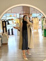 TRENCH COAT BEGE COM ABERTURA LATERAL PONTO CHIC - Image 3