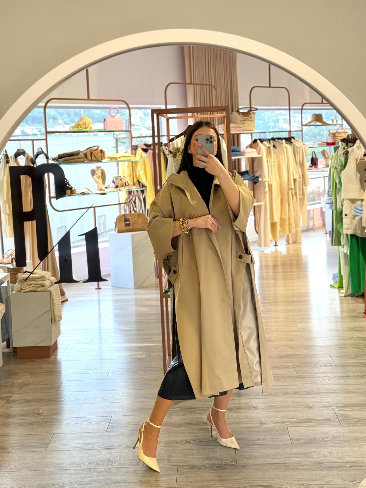 WhatsApp Image 2026-05-13 at 08.37.05 TRENCH COAT BEGE COM ABERTURA LATERAL PONTO CHIC - Image 1