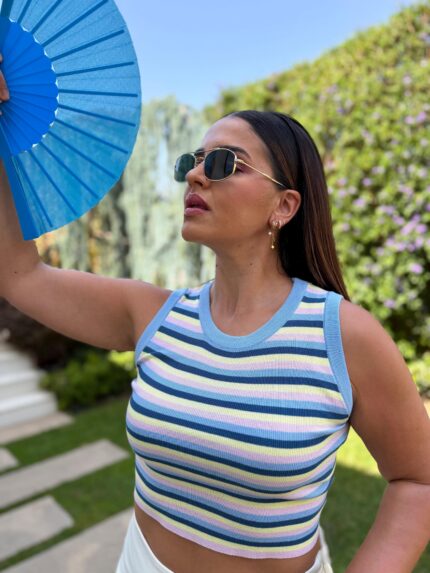 TOP TRICOT AZUL COM RISCAS MULTICOR PONTO CHIC
