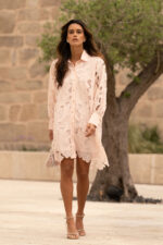 VESTIDO ROSA CURTO EM RENDA FERRACHE