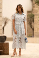VESTIDO MIDI AZUL EM RENDA COM CINTO FERRACHE - Image 3