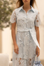 VESTIDO MIDI AZUL EM RENDA COM CINTO FERRACHE - Image 2