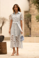 VESTIDO MIDI AZUL EM RENDA COM CINTO FERRACHE