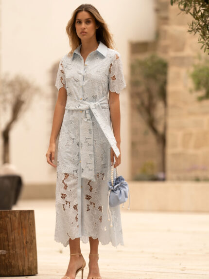 VESTIDO MIDI AZUL EM RENDA COM CINTO FERRACHE