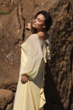 VESTIDO COMPRIDO AMARELO MANTEIGA COM FOLHO NA COSTA SILVINA CAMPOS - Image 4