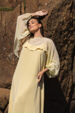 VESTIDO COMPRIDO AMARELO MANTEIGA COM FOLHO NA COSTA SILVINA CAMPOS - Image 2