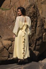 VESTIDO COMPRIDO AMARELO MANTEIGA COM FOLHO NA COSTA SILVINA CAMPOS