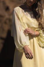 VESTIDO COMPRIDO AMARELO MANTEIGA COM FOLHO NA COSTA SILVINA CAMPOS - Image 5