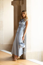 VESTIDO AZUL ACETINADO MIDI CINTADO COM DECOTE DRAPEADO FERRACHE