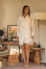 VESTIDO BEGE CURTO EM RENDA FERRACHE