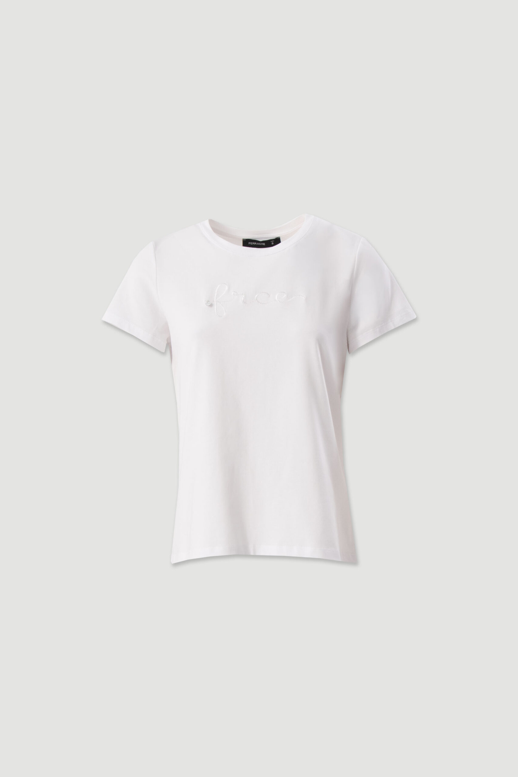1779963980_a7c71546640c70a2344352e02eccf527 T-SHIRT BÁSICA BRANCA COM BORDADO FERRACHE - Image 1