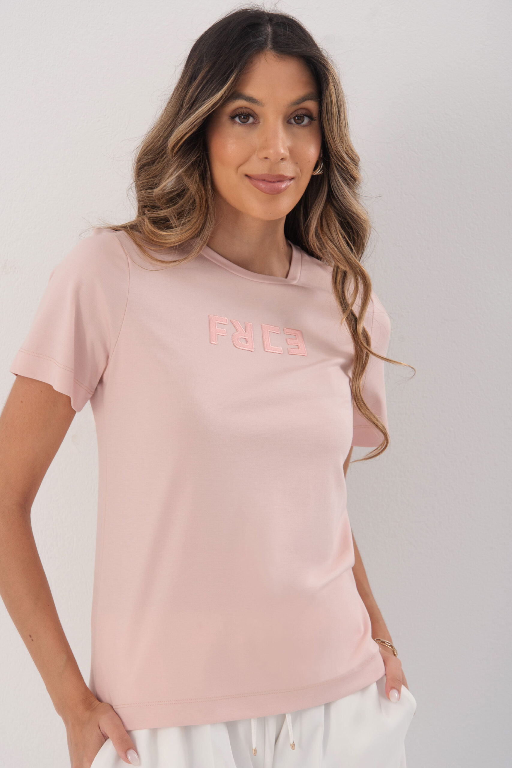 1780068877_30a382e42c69243e64e870c60a99241d T-SHIRT ROSA COM LOGÓTIPO BORDADO FERRACHE - Image 1