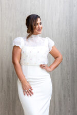 VESTIDO MIDI CRU COM SOBREPOSIÇÃO EM TULE BORDADO PONTO CHIC