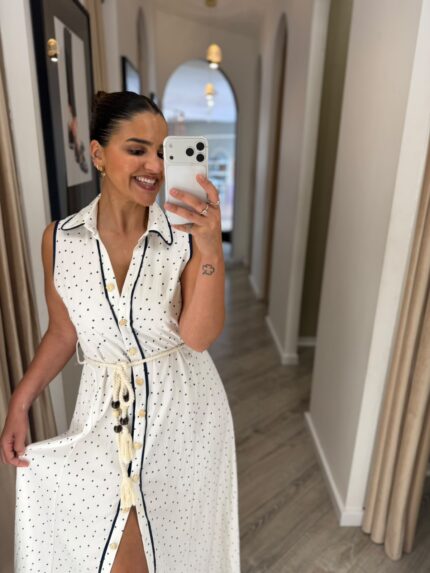 VESTIDO BRANCO COM BOLINHAS E CINTO DE CORDA PONTO CHIC