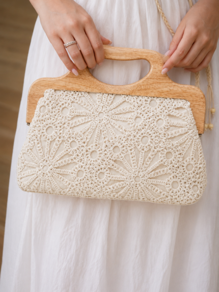 MALA EM CROCHET BEGE COM ESTRUTURA EM MADEIRA PONTO CHIC