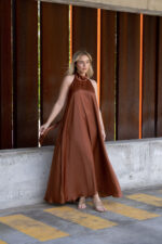 VESTIDO CASTANHO HALTER ACETINADO SAHOCO - Image 3