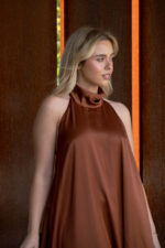 VESTIDO CASTANHO HALTER ACETINADO SAHOCO - Image 4
