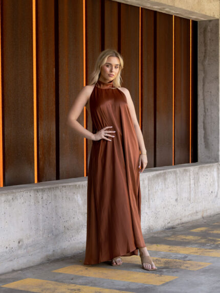 VESTIDO CASTANHO HALTER ACETINADO SAHOCO
