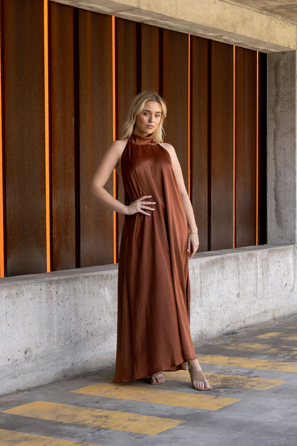 IMG_1234 VESTIDO CASTANHO HALTER ACETINADO SAHOCO - Image 1