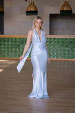 VESTIDO AZUL CLARO ACETINADO COM DECOTE DRAPEADO PONTO CHIC