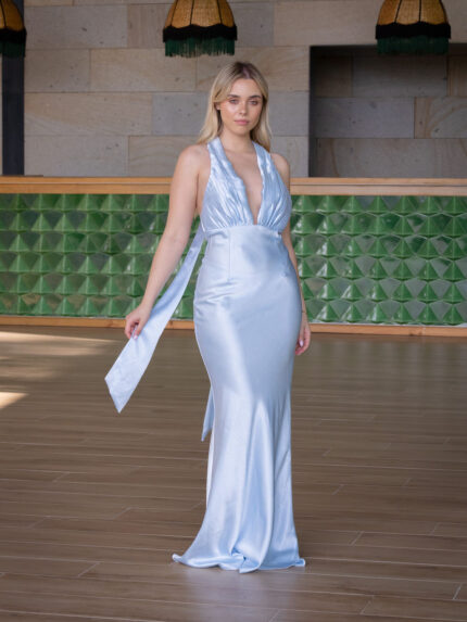 VESTIDO AZUL CLARO ACETINADO COM DECOTE DRAPEADO PONTO CHIC