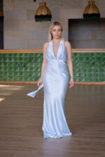 VESTIDO AZUL CLARO ACETINADO COM DECOTE DRAPEADO PONTO CHIC - Image 2