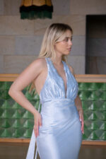 VESTIDO AZUL CLARO ACETINADO COM DECOTE DRAPEADO PONTO CHIC - Image 3