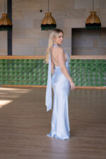 VESTIDO AZUL CLARO ACETINADO COM DECOTE DRAPEADO PONTO CHIC - Image 4