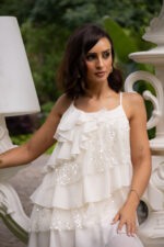 VESTIDO CRU COM FOLHOS E LANTEJOULAS PONTO CHIC - Image 4