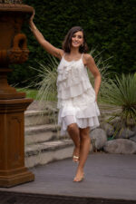 VESTIDO CRU COM FOLHOS E LANTEJOULAS PONTO CHIC