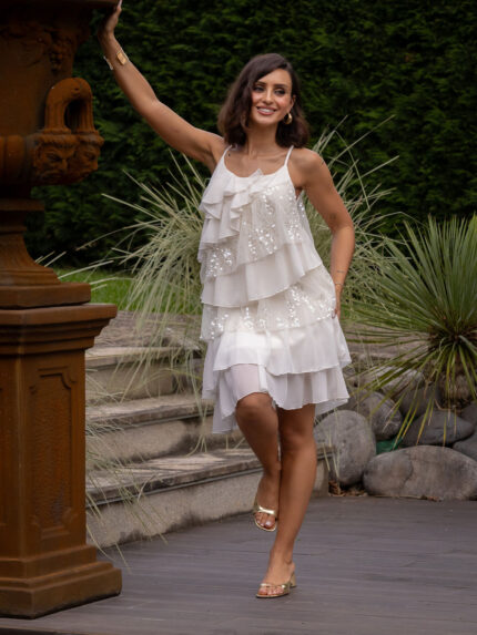 VESTIDO CRU COM FOLHOS E LANTEJOULAS PONTO CHIC