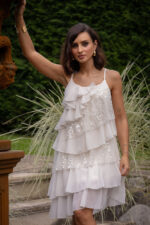 VESTIDO CRU COM FOLHOS E LANTEJOULAS PONTO CHIC - Image 2
