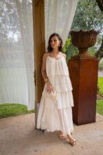 VESTIDO BEGE DE ALÇAS COM FOLHOS PONTO CHIC