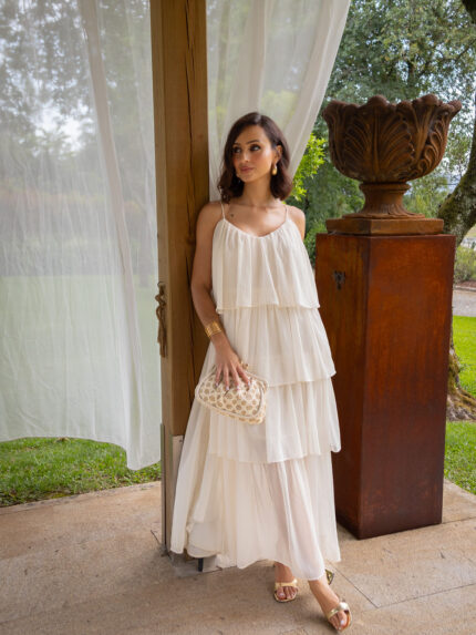 VESTIDO BEGE DE ALÇAS COM FOLHOS PONTO CHIC