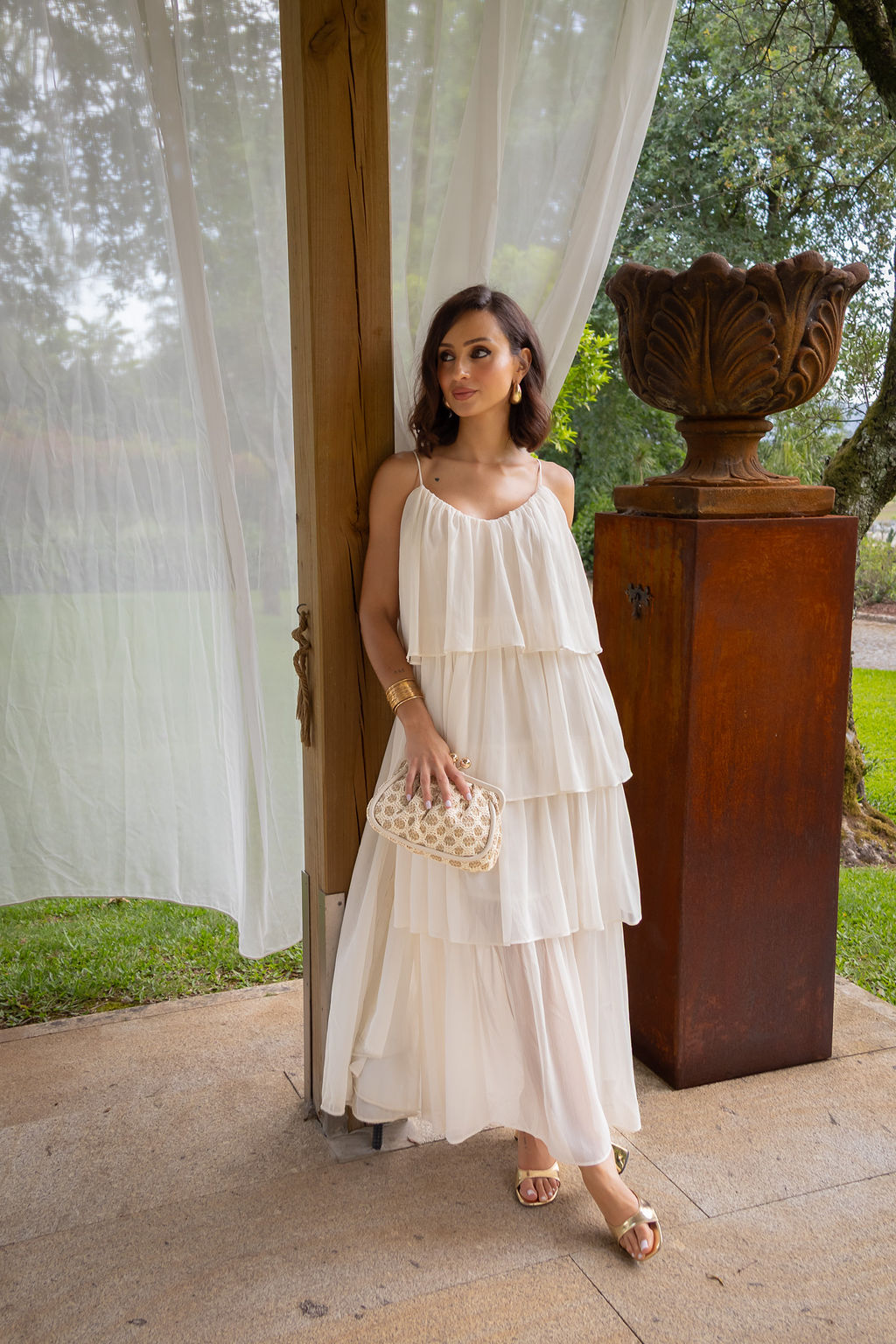 IMG_2359 VESTIDO BEGE DE ALÇAS COM FOLHOS PONTO CHIC - Image 1