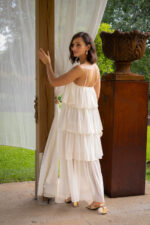 VESTIDO BEGE DE ALÇAS COM FOLHOS PONTO CHIC - Image 3