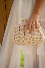 CLUTCH EM RÁFIA COM FECHO METÁLICO PONTO CHIC