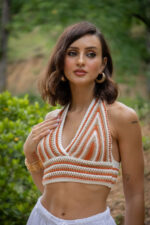 TOP DE MALHA LARANJA COM DECOTE EM V E RISCAS BRANCAS PONTO CHIC