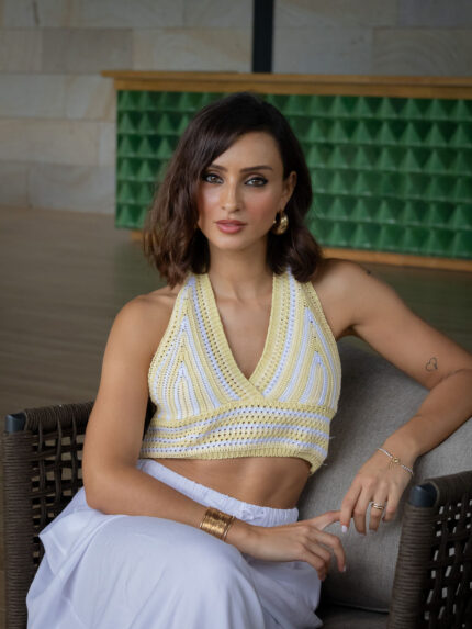 TOP DE MALHA AMARELO COM DECOTE EM V E RISCAS BRANCAS PONTO CHIC
