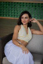 TOP DE MALHA AMARELO COM DECOTE EM V E RISCAS BRANCAS PONTO CHIC - Image 2