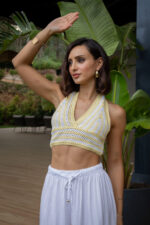 TOP DE MALHA AMARELO COM DECOTE EM V E RISCAS BRANCAS PONTO CHIC - Image 4