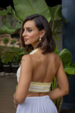 TOP DE MALHA AMARELO COM DECOTE EM V E RISCAS BRANCAS PONTO CHIC - Image 5