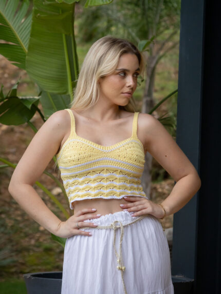 TOP DE MALHA AMARELO COM RISCAS BRANCAS PONTO CHIC