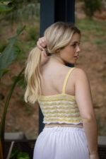 TOP DE MALHA AMARELO COM RISCAS BRANCAS PONTO CHIC - Image 3