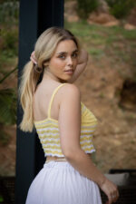 TOP DE MALHA AMARELO COM RISCAS BRANCAS PONTO CHIC - Image 4