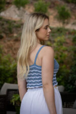 TOP DE MALHA AZUL COM RISCAS BRANCAS PONTO CHIC - Image 5