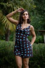 VESTIDO CASTANHO COM BOLAS AZUIS PONTO CHIC
